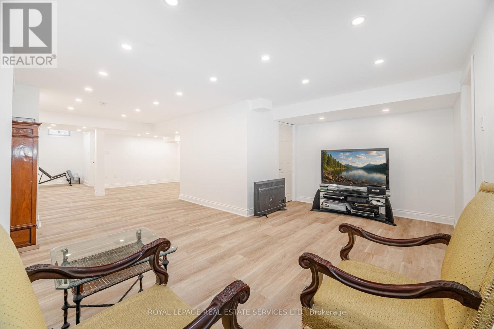 215 Burloak Drive, Oakville (Br Bronte), Ontario  L6L 6T6 - Photo 29 - W12268716