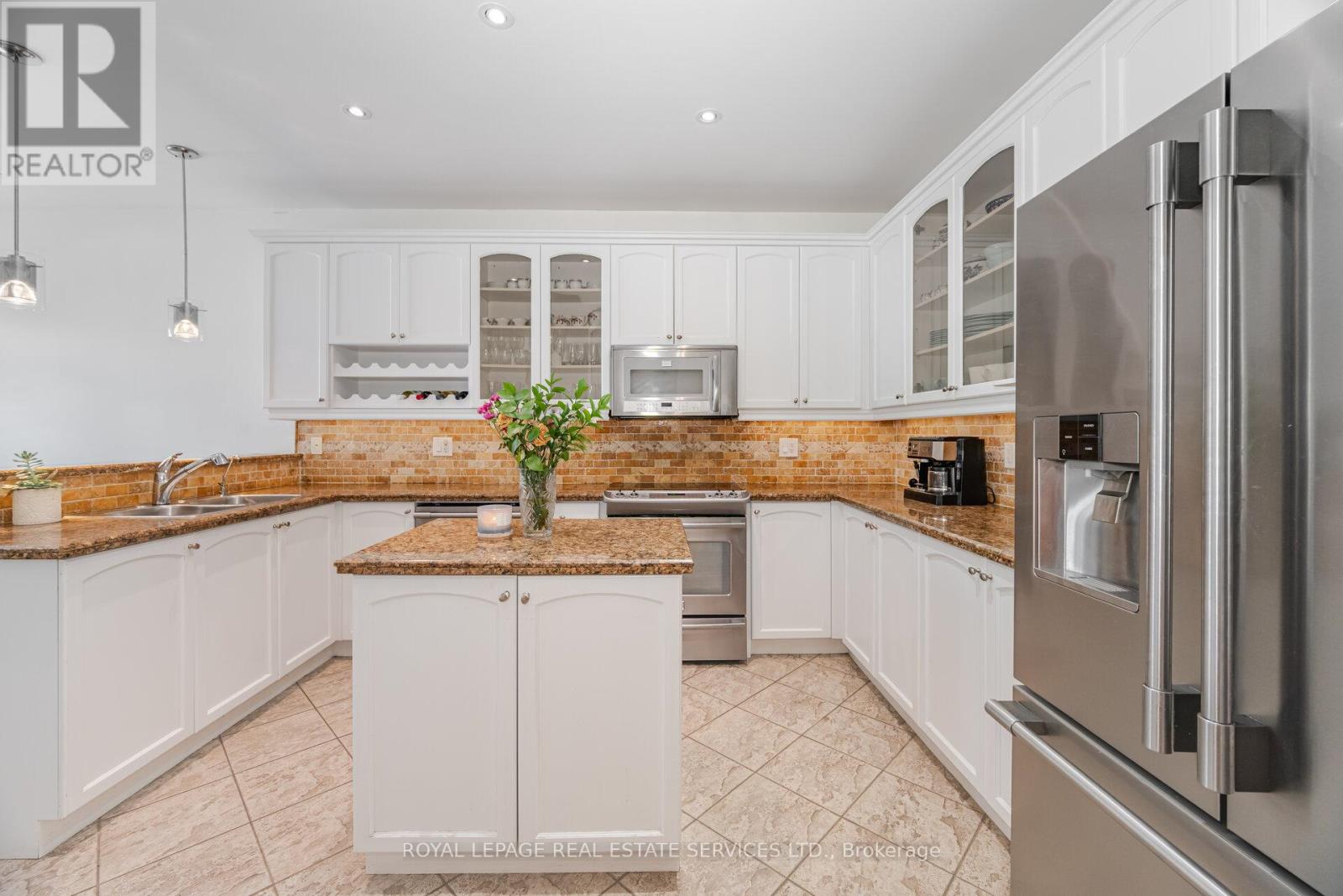 215 Burloak Drive, Oakville (Br Bronte), Ontario  L6L 6T6 - Photo 13 - W12268716