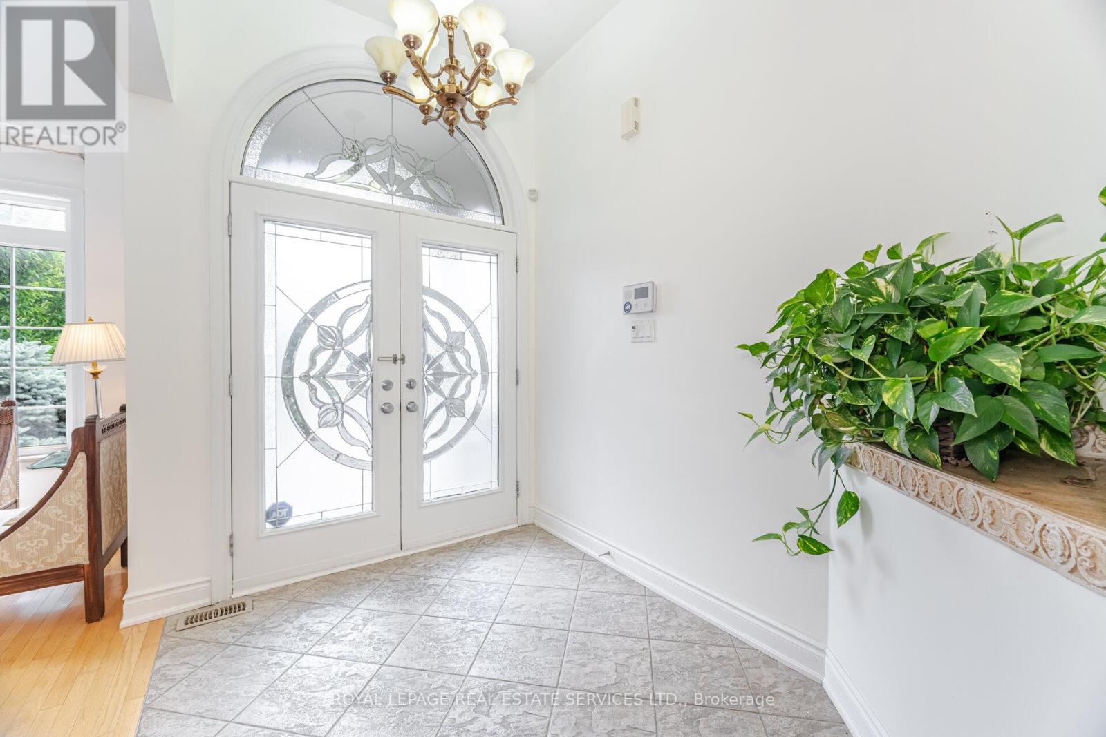 215 Burloak Drive, Oakville (Br Bronte), Ontario  L6L 6T6 - Photo 4 - W12268716