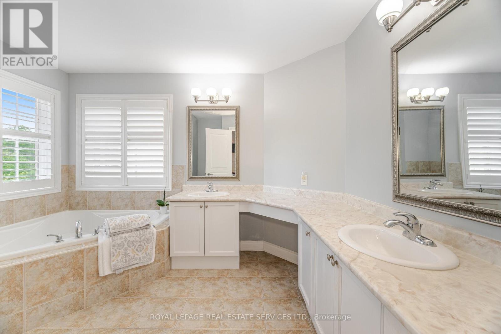 215 Burloak Drive, Oakville (Br Bronte), Ontario  L6L 6T6 - Photo 22 - W12268716