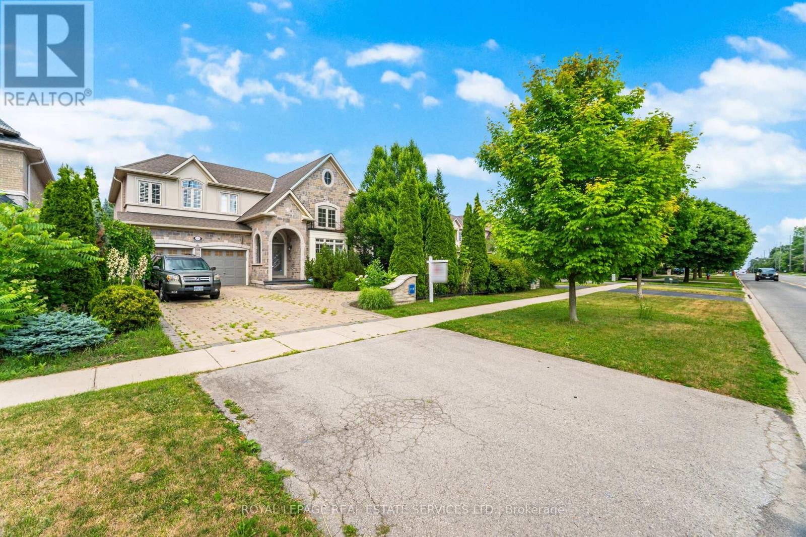 215 Burloak Drive, Oakville (Br Bronte), Ontario  L6L 6T6 - Photo 2 - W12268716
