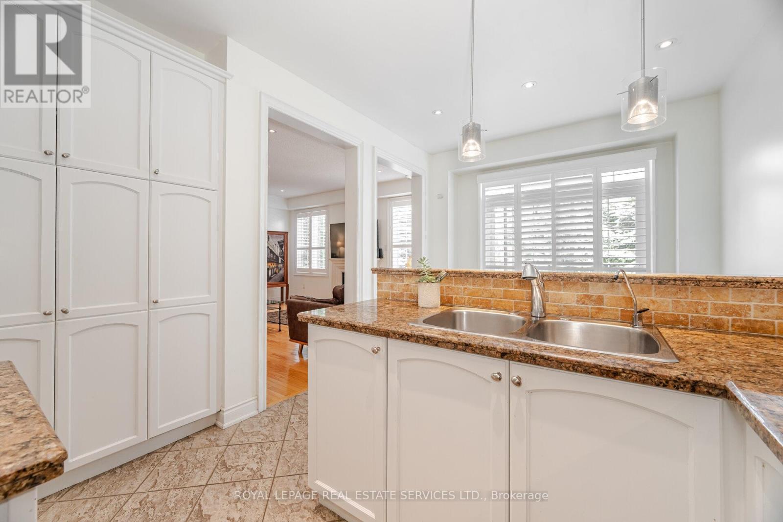 215 Burloak Drive, Oakville (Br Bronte), Ontario  L6L 6T6 - Photo 14 - W12268716