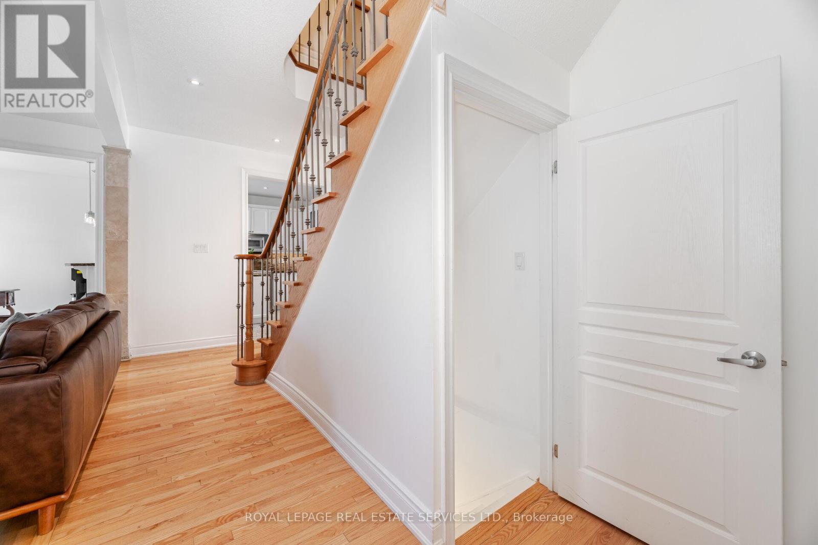 215 Burloak Drive, Oakville (Br Bronte), Ontario  L6L 6T6 - Photo 27 - W12268716