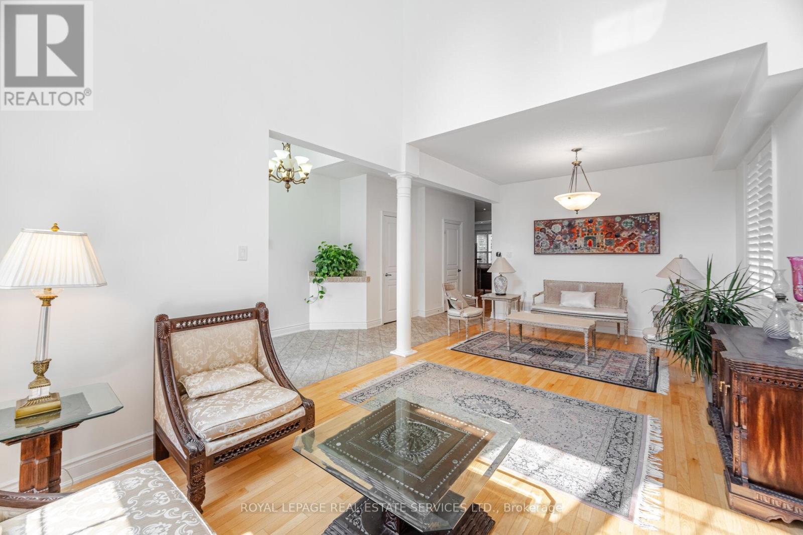 215 Burloak Drive, Oakville (Br Bronte), Ontario  L6L 6T6 - Photo 7 - W12268716