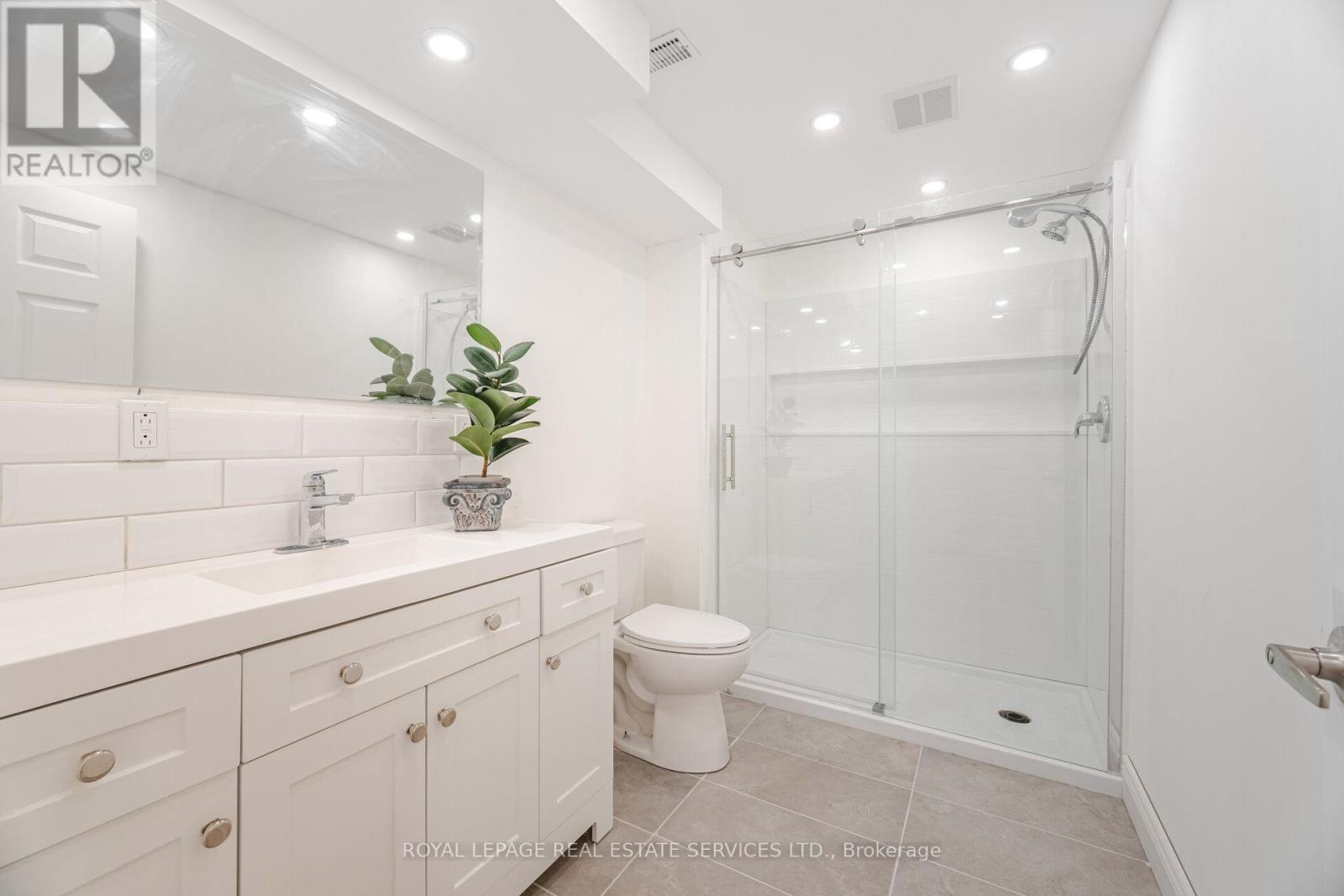 215 Burloak Drive, Oakville (Br Bronte), Ontario  L6L 6T6 - Photo 41 - W12268716