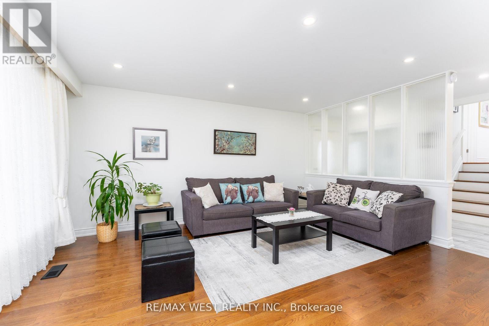 11 Farley Crescent, Toronto (Willowridge-Martingrove-Richview), Ontario  M9R 2A5 - Photo 10 - W12281317