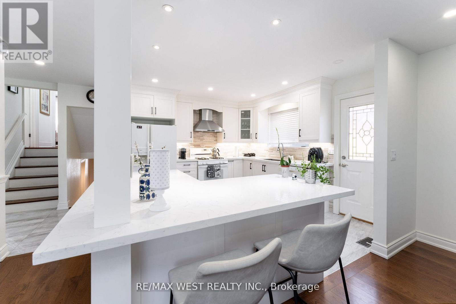 11 Farley Crescent, Toronto (Willowridge-Martingrove-Richview), Ontario  M9R 2A5 - Photo 12 - W12281317