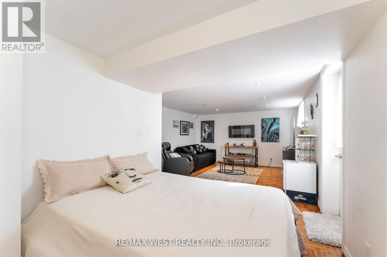 11 Farley Crescent, Toronto (Willowridge-Martingrove-Richview), Ontario  M9R 2A5 - Photo 28 - W12281317