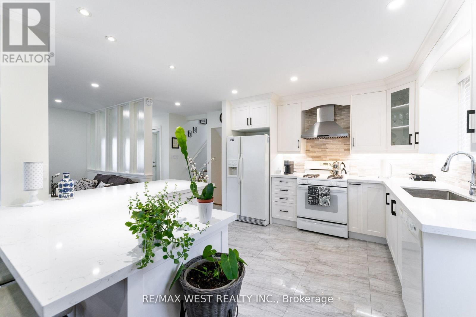 11 Farley Crescent, Toronto (Willowridge-Martingrove-Richview), Ontario  M9R 2A5 - Photo 39 - W12281317