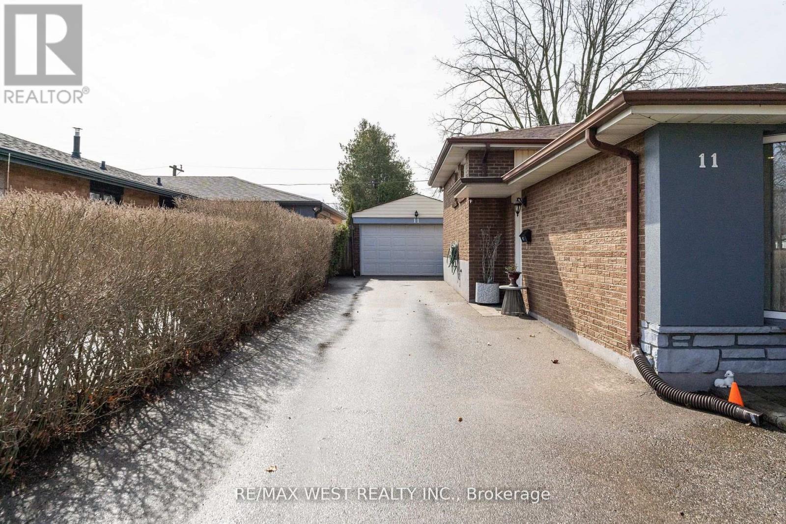 11 Farley Crescent, Toronto (Willowridge-Martingrove-Richview), Ontario  M9R 2A5 - Photo 6 - W12281317