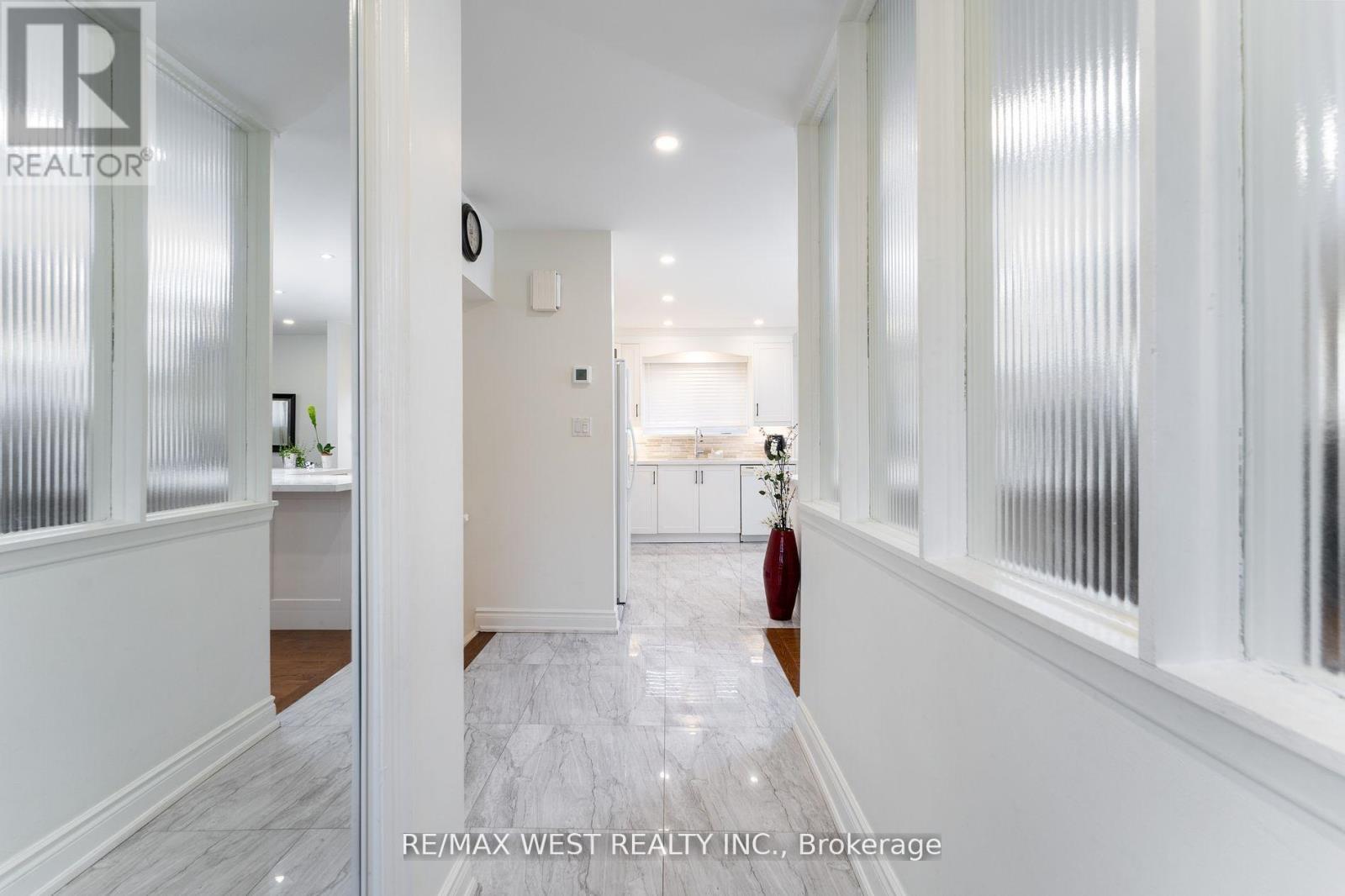 11 Farley Crescent, Toronto (Willowridge-Martingrove-Richview), Ontario  M9R 2A5 - Photo 8 - W12281317