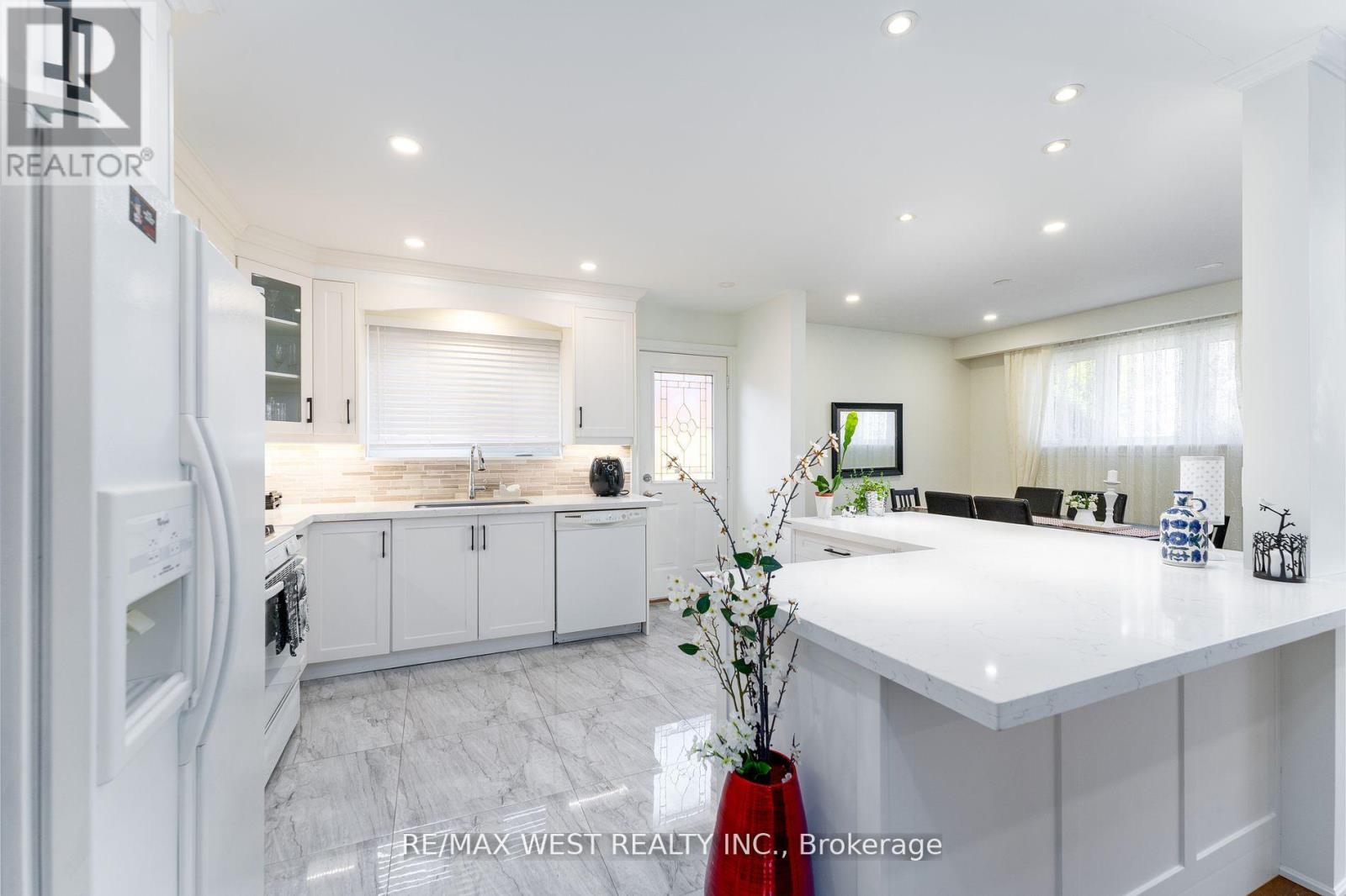 11 Farley Crescent, Toronto (Willowridge-Martingrove-Richview), Ontario  M9R 2A5 - Photo 9 - W12281317
