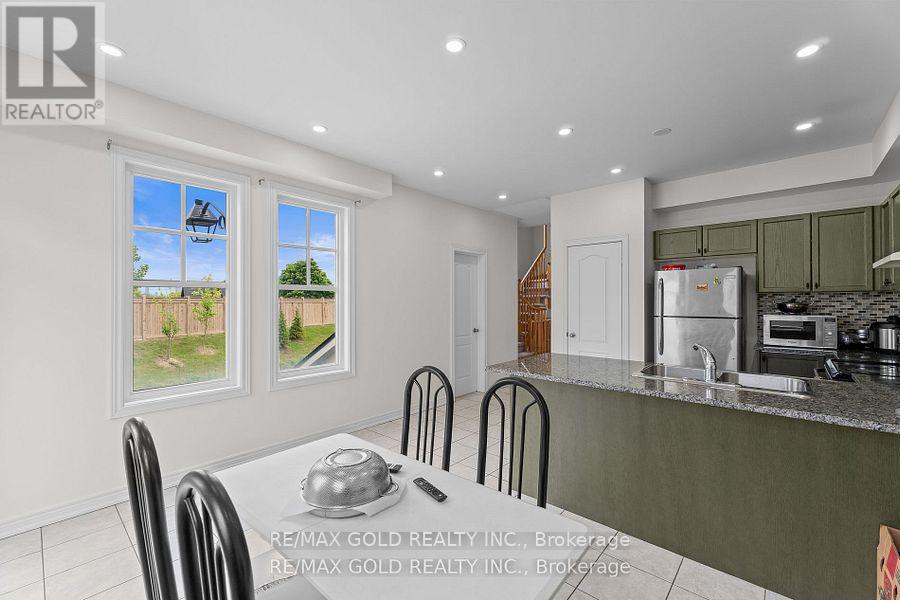 25 - 10 Porter Avenue W, Vaughan, Ontario  L4L 0H1 - Photo 14 - N12281407