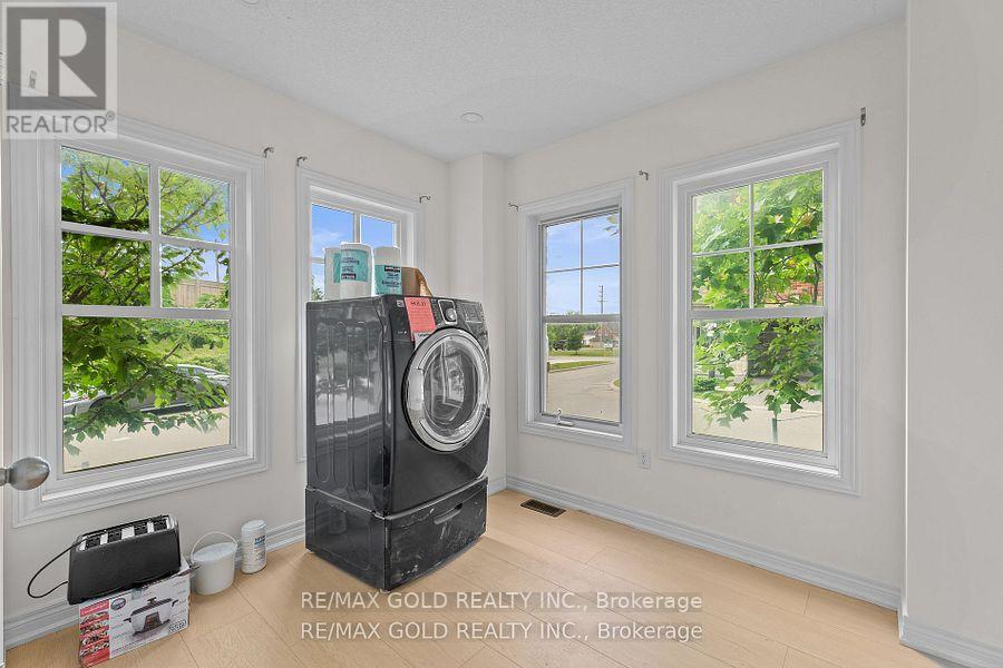 25 - 10 Porter Avenue W, Vaughan, Ontario  L4L 0H1 - Photo 17 - N12281407