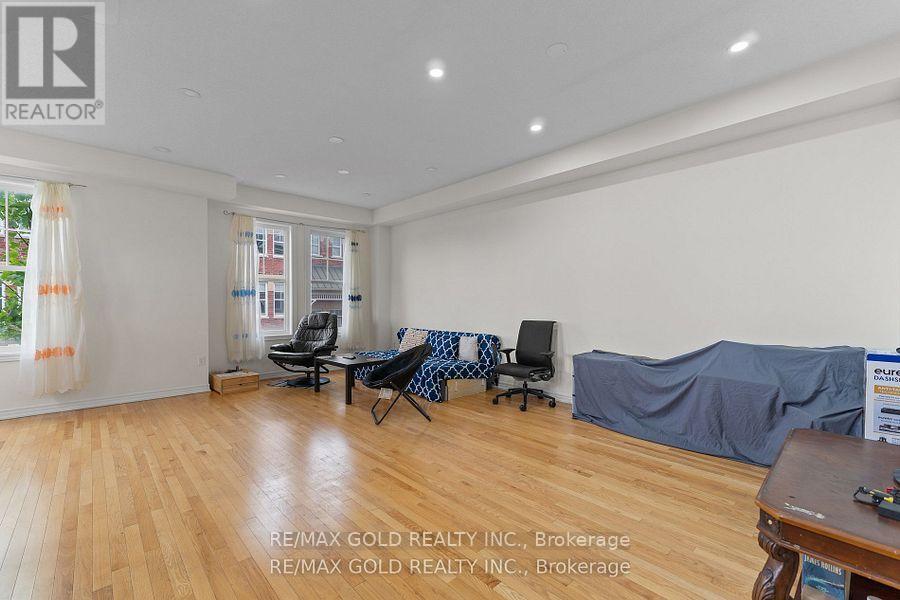 25 - 10 Porter Avenue W, Vaughan, Ontario  L4L 0H1 - Photo 8 - N12281407