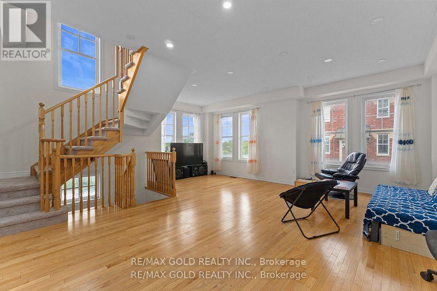 25 - 10 Porter Avenue W, Vaughan, Ontario  L4L 0H1 - Photo 9 - N12281407