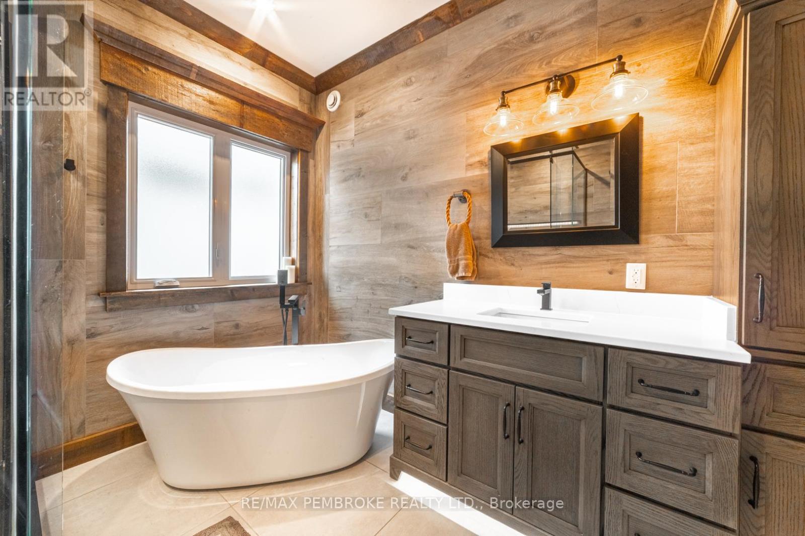 8 Drew Street, Petawawa, Ontario  K8H 0G4 - Photo 12 - X12281433