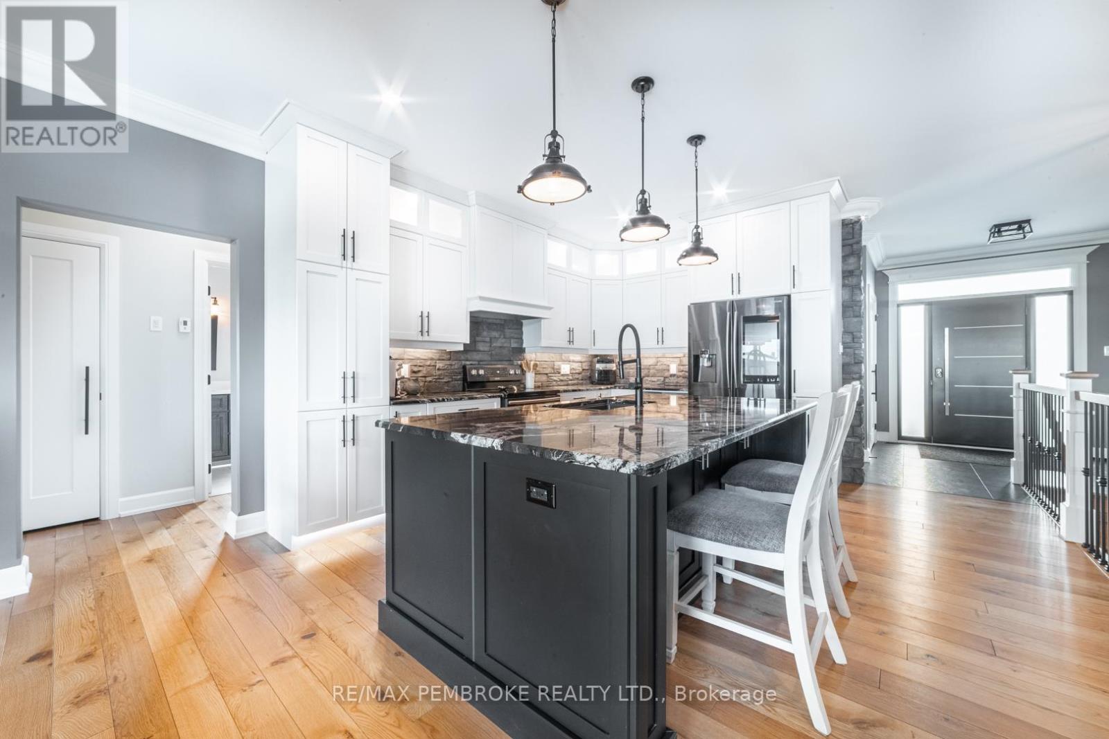 8 Drew Street, Petawawa, Ontario  K8H 0G4 - Photo 3 - X12281433