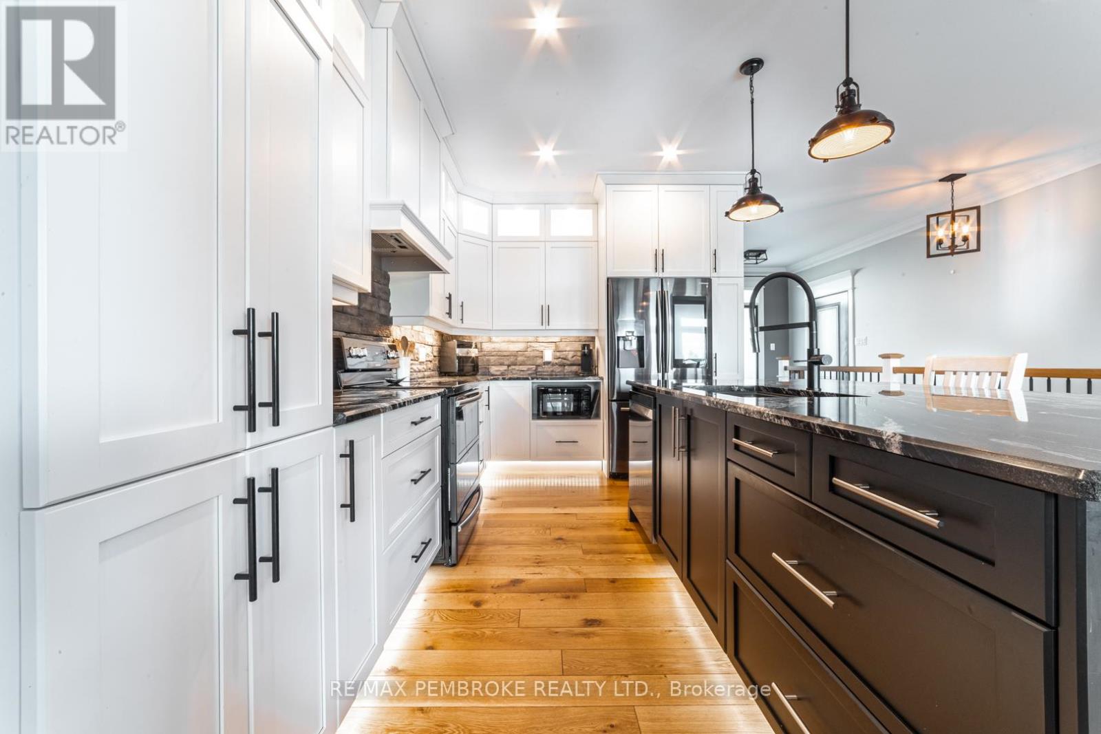 8 Drew Street, Petawawa, Ontario  K8H 0G4 - Photo 4 - X12281433