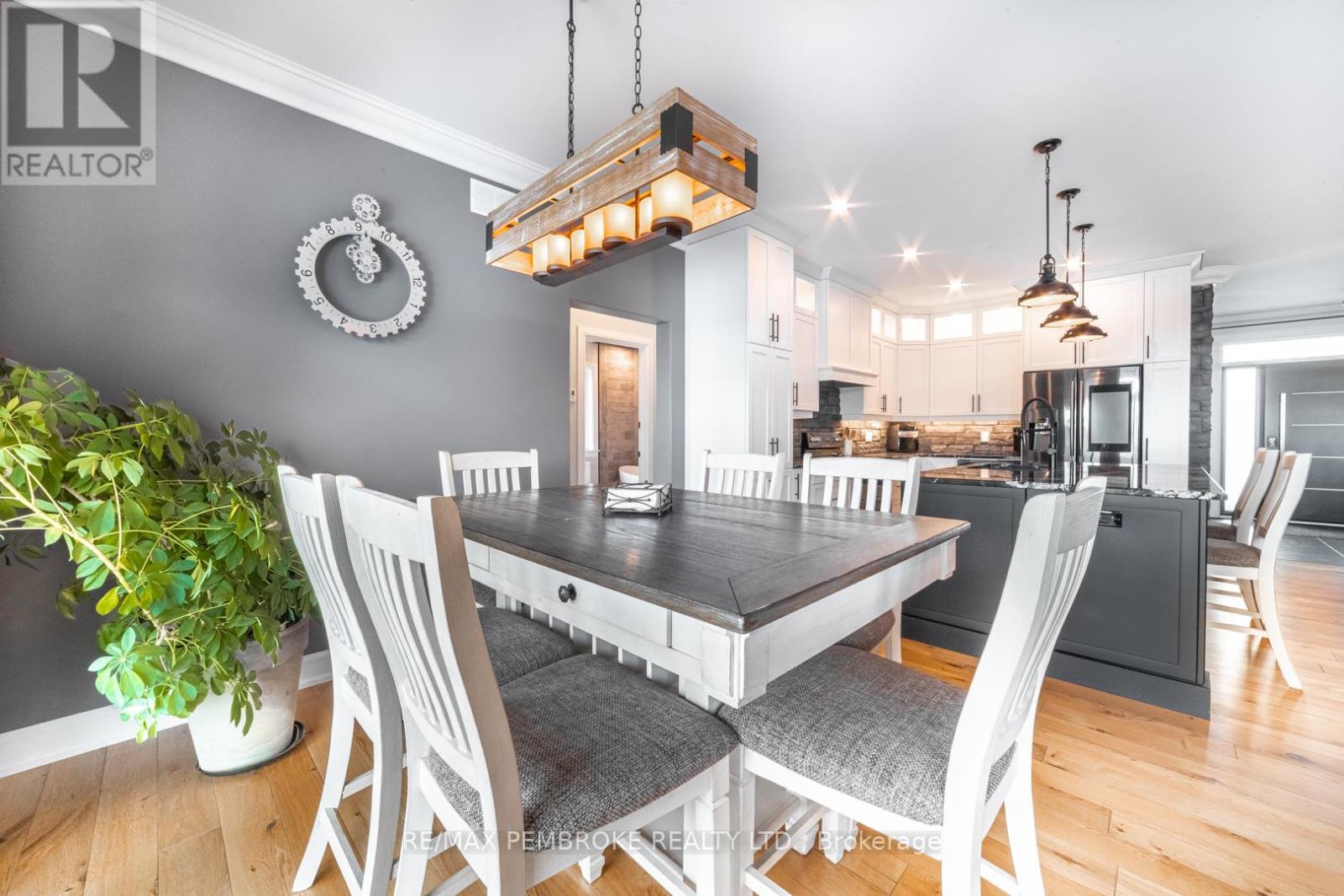 8 Drew Street, Petawawa, Ontario  K8H 0G4 - Photo 5 - X12281433
