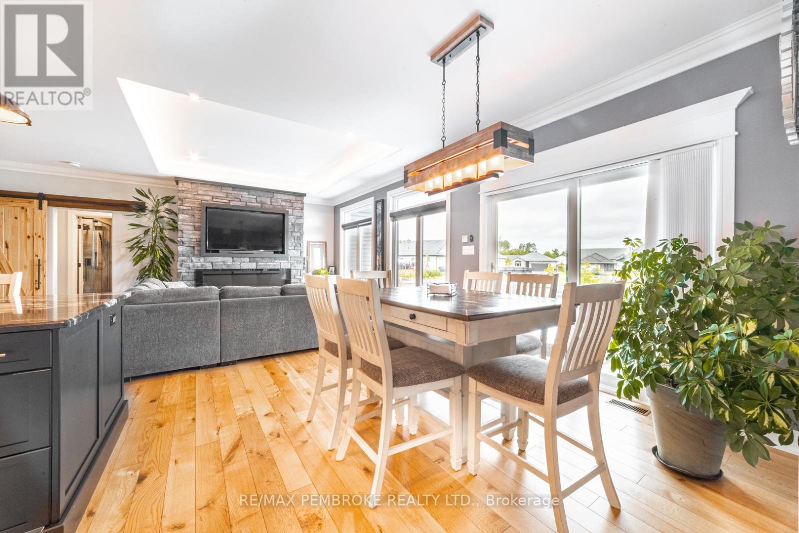 8 Drew Street, Petawawa, Ontario  K8H 0G4 - Photo 6 - X12281433
