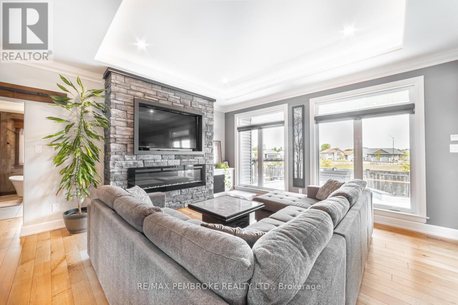 8 Drew Street, Petawawa, Ontario  K8H 0G4 - Photo 7 - X12281433