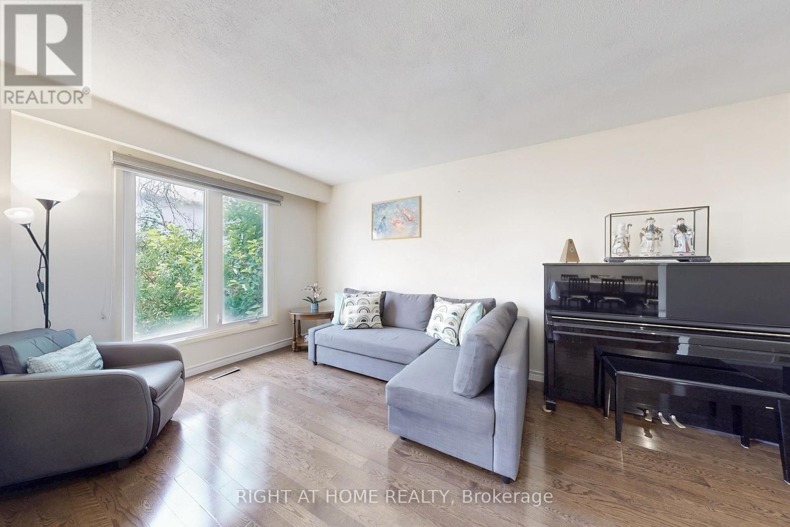 9 Festival Drive, Toronto (Westminster-Branson), Ontario  M2R 3T9 - Photo 4 - C12281446