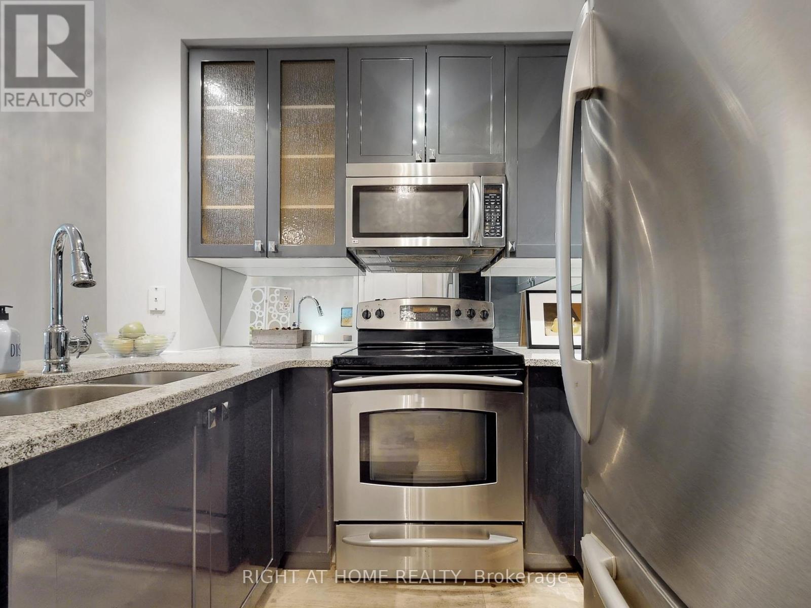 207 - 21 Scollard Street, Toronto, Ontario  M5R 1G1 - Photo 9 - C12281469