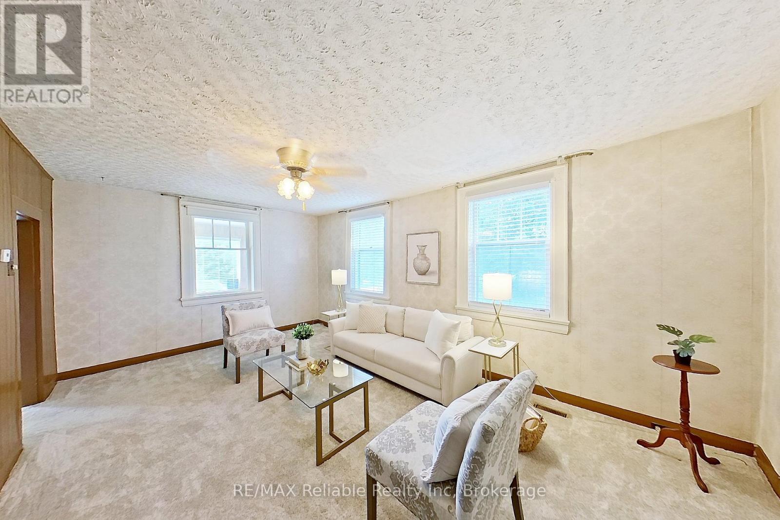 37 Front Street, Huron East, Ontario  N0K 1G0 - Photo 13 - X12281508