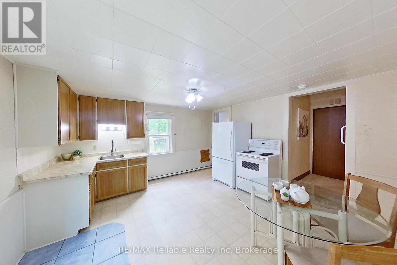 37 Front Street, Huron East, Ontario  N0K 1G0 - Photo 4 - X12281508