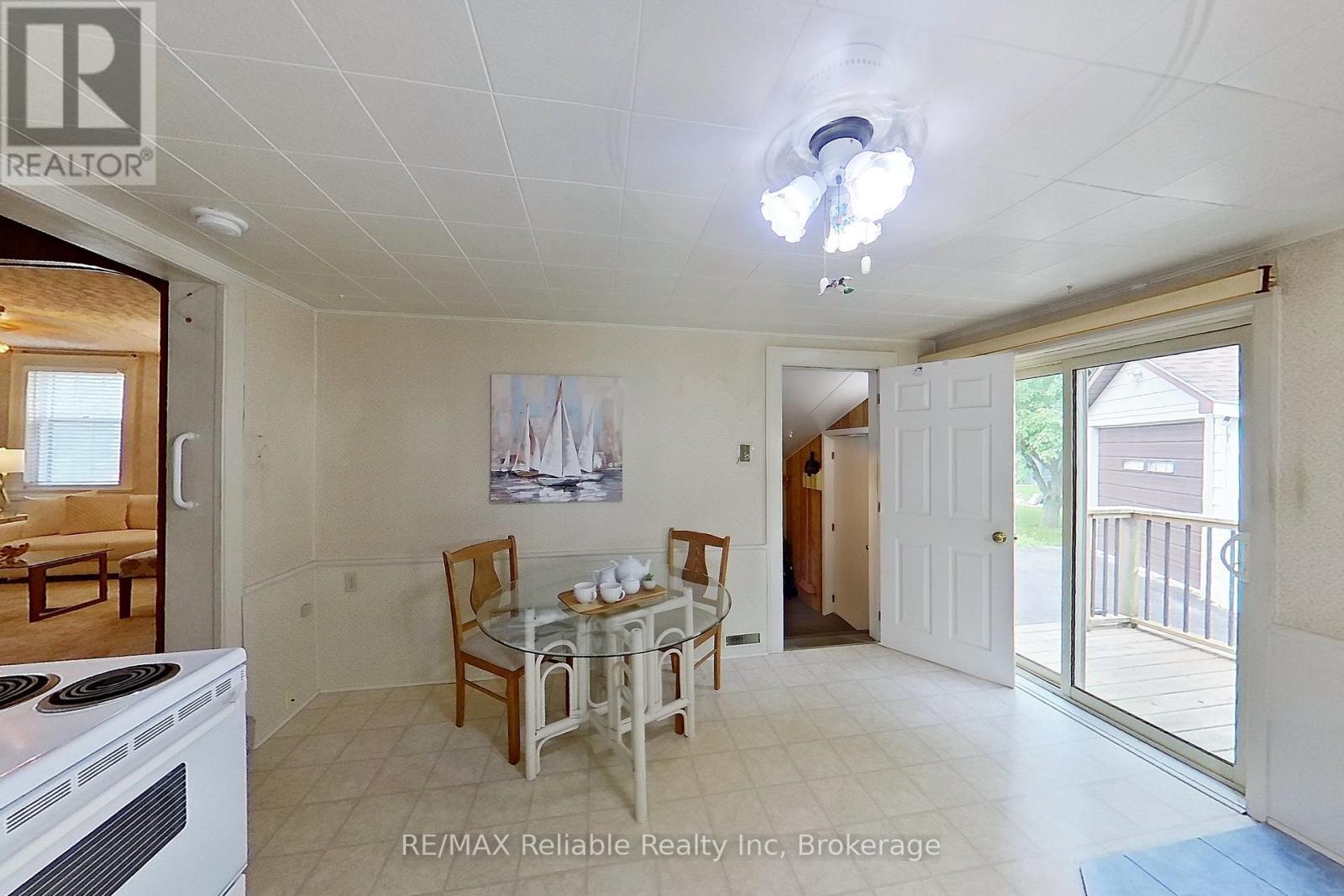37 Front Street, Huron East, Ontario  N0K 1G0 - Photo 5 - X12281508