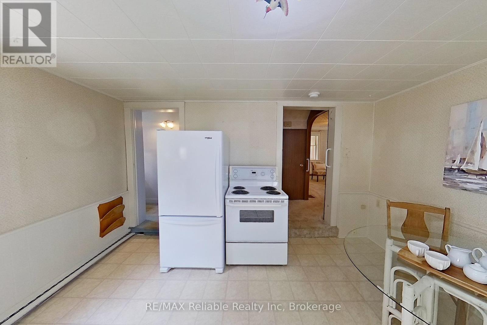 37 Front Street, Huron East, Ontario  N0K 1G0 - Photo 6 - X12281508