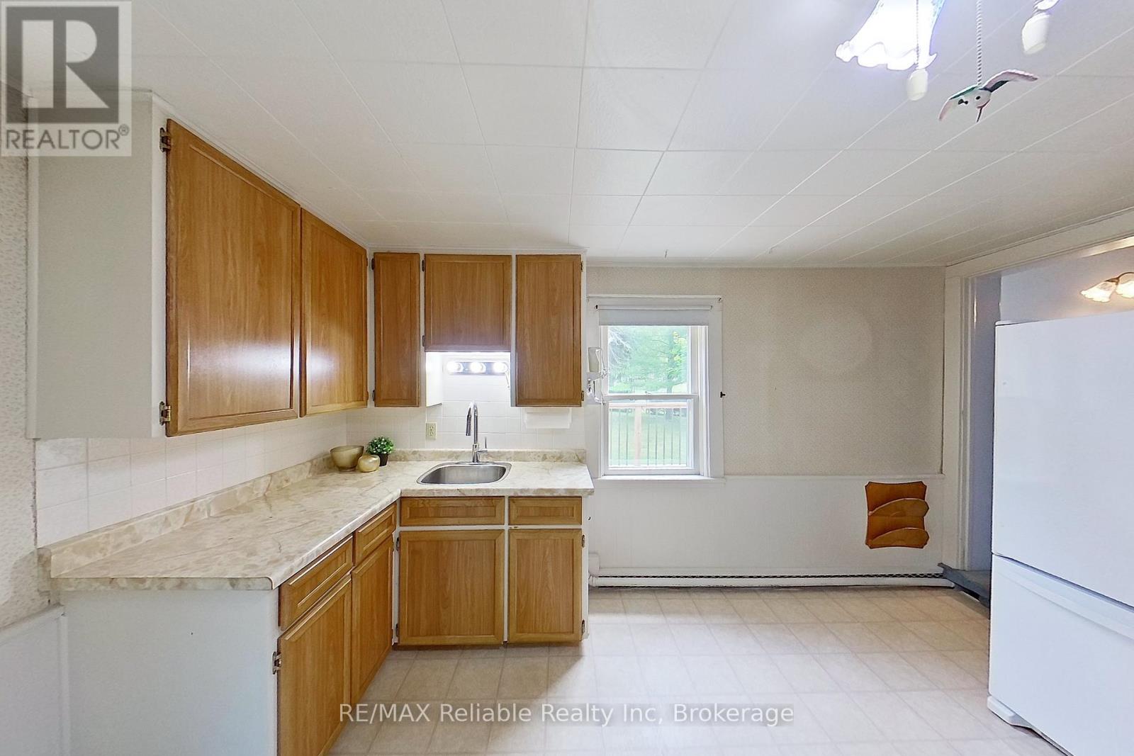 37 Front Street, Huron East, Ontario  N0K 1G0 - Photo 8 - X12281508