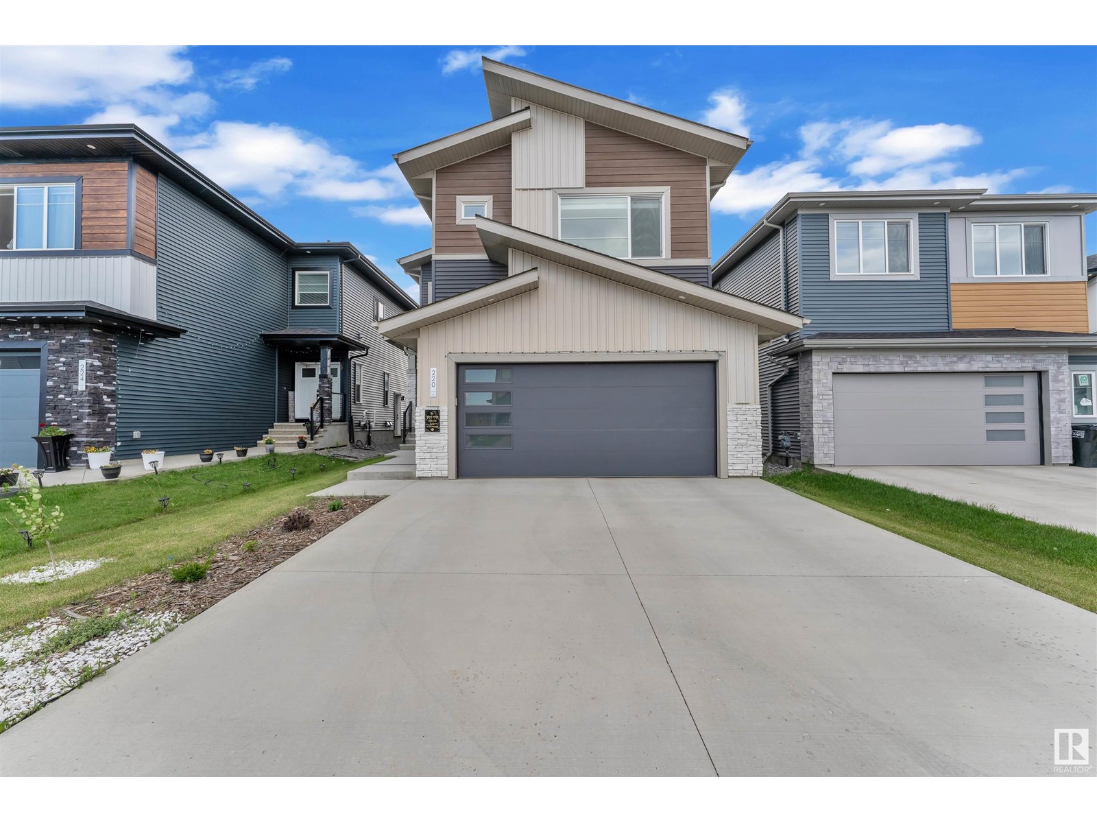Property at 220 42 ST SW image 1