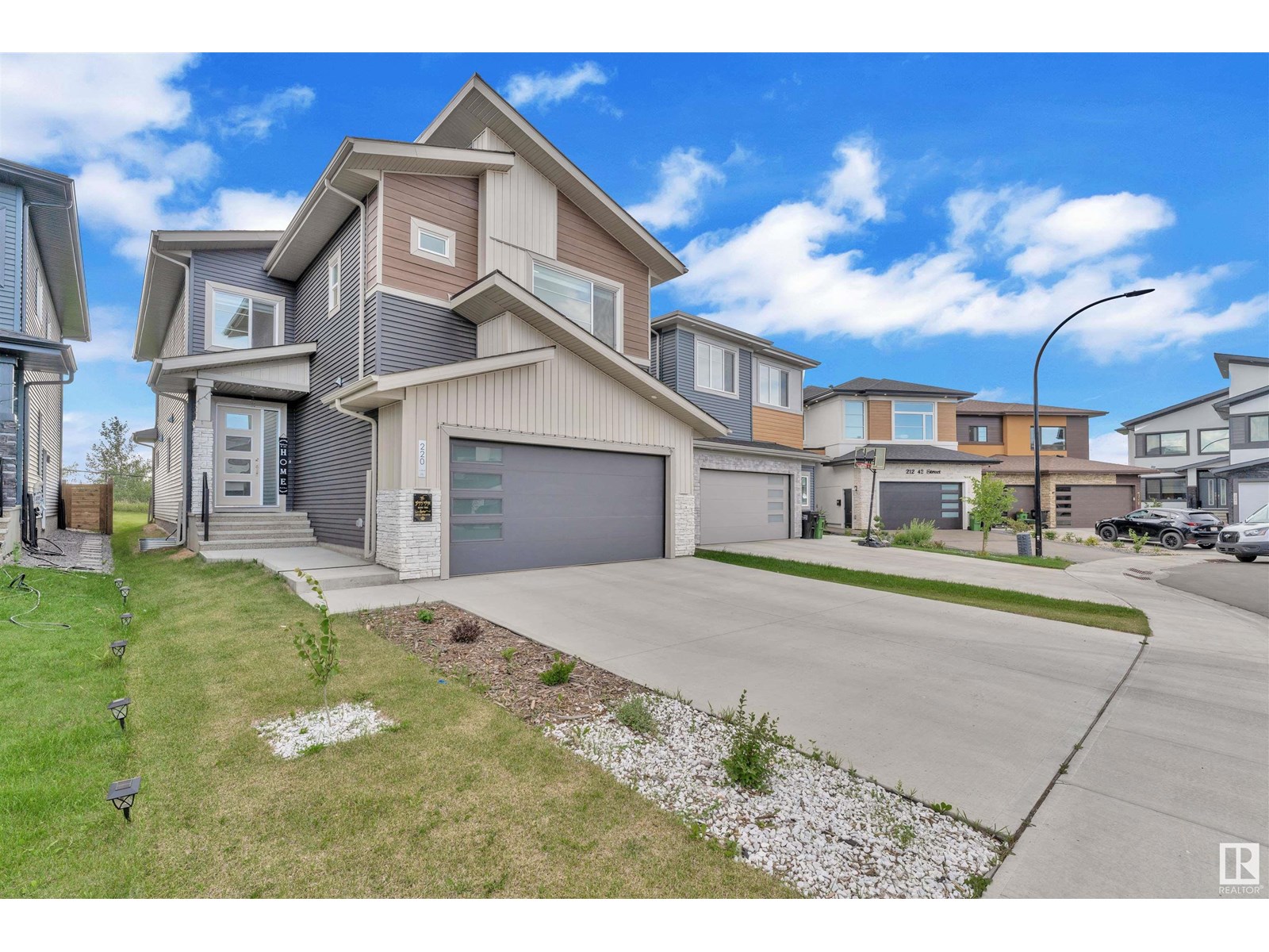 Property at 220 42 ST SW image 2