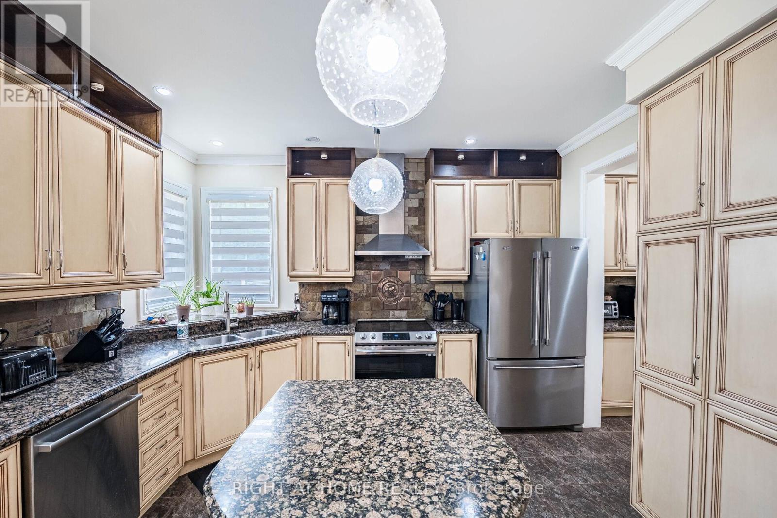 122 Spring Azure Crescent, Oakville, Ontario  L6L 6V8 - Photo 40 - W12272377
