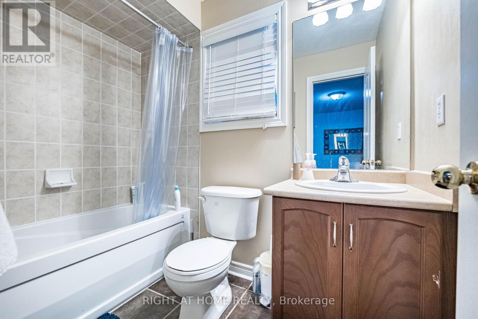 122 Spring Azure Crescent, Oakville, Ontario  L6L 6V8 - Photo 13 - W12272377