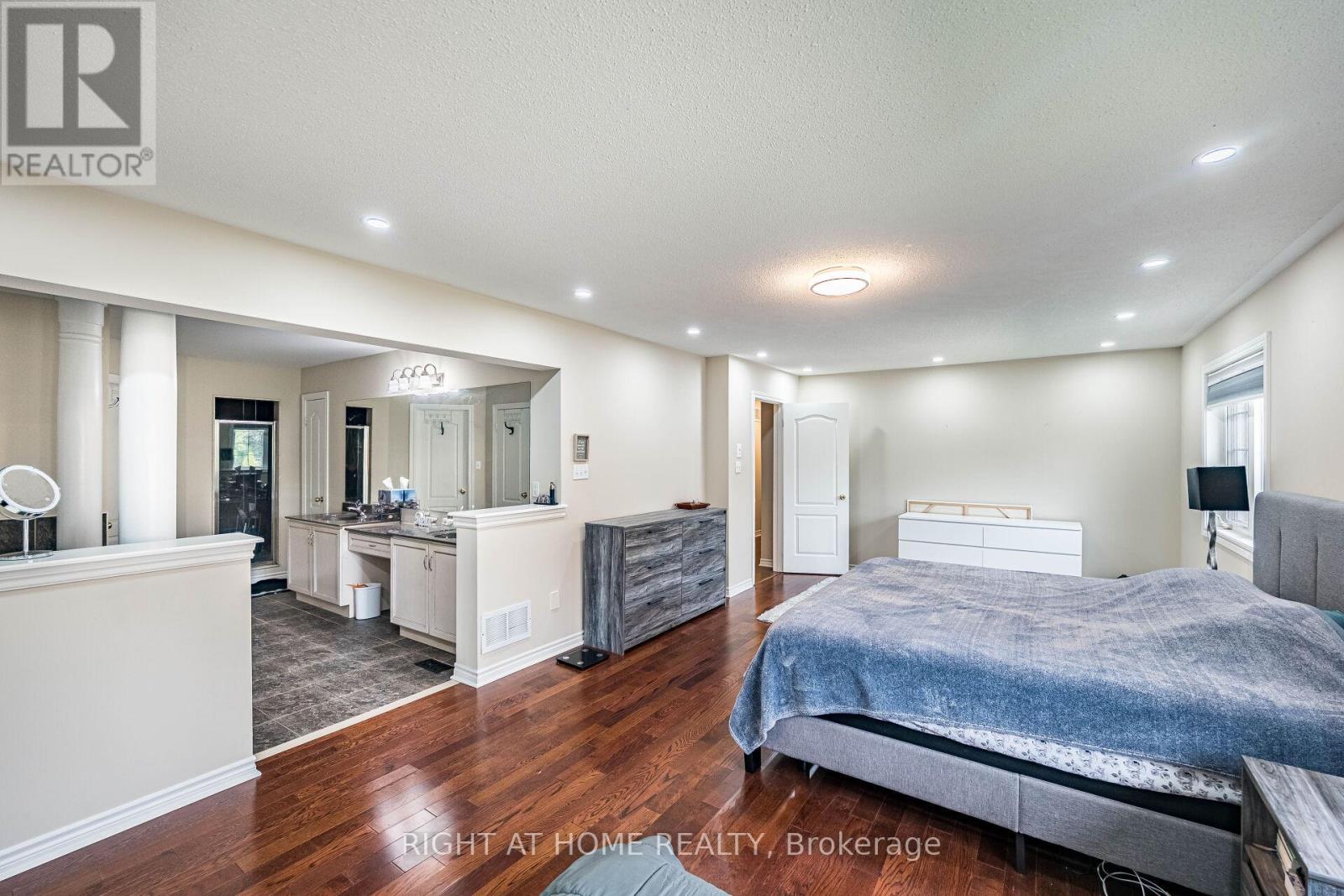 122 Spring Azure Crescent, Oakville, Ontario  L6L 6V8 - Photo 11 - W12272377