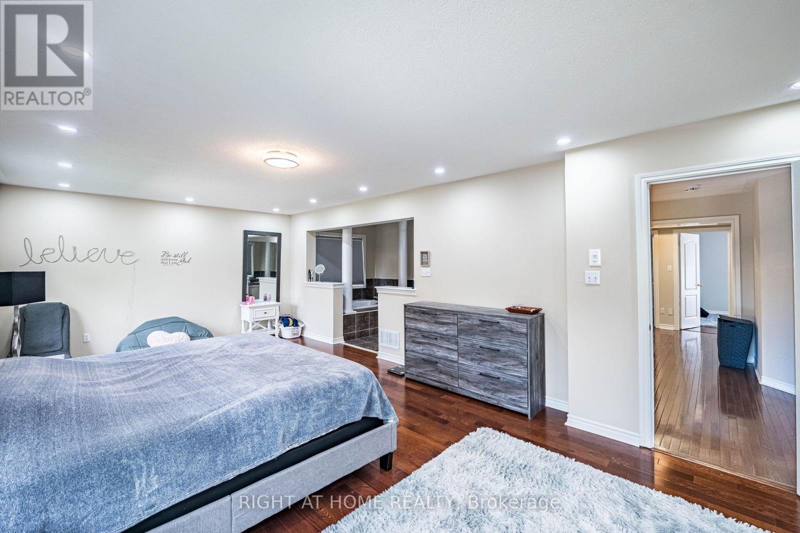 122 Spring Azure Crescent, Oakville, Ontario  L6L 6V8 - Photo 9 - W12272377