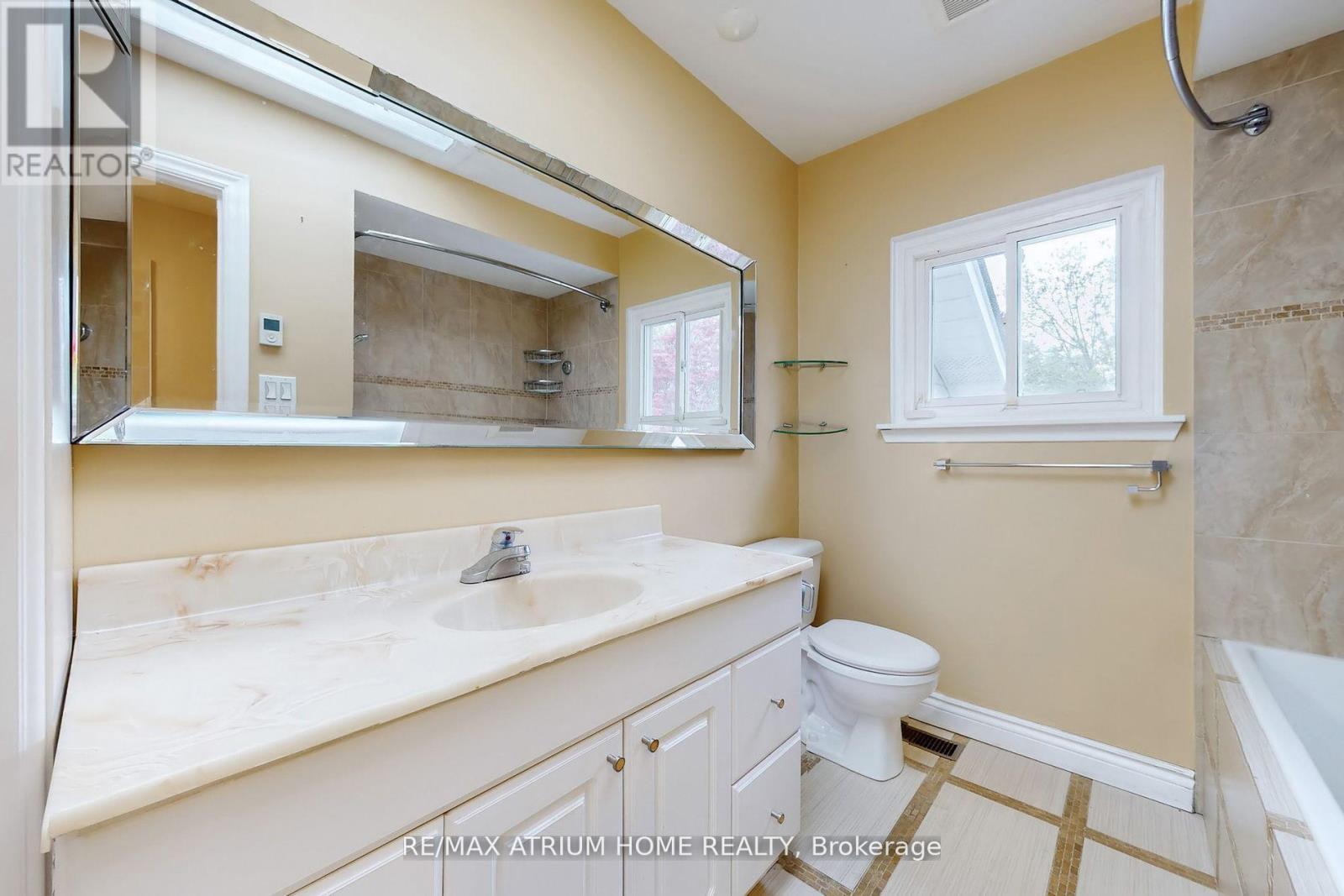 3672 Galeair Court, Mississauga (Erindale), Ontario  L5C 2H5 - Photo 13 - W12281579