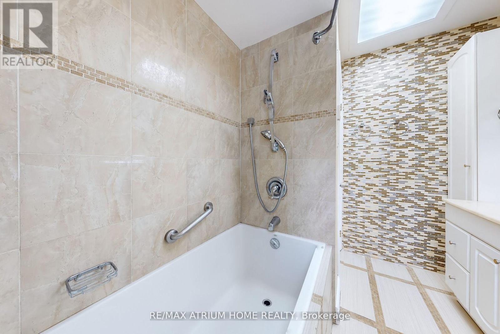 3672 Galeair Court, Mississauga (Erindale), Ontario  L5C 2H5 - Photo 14 - W12281579