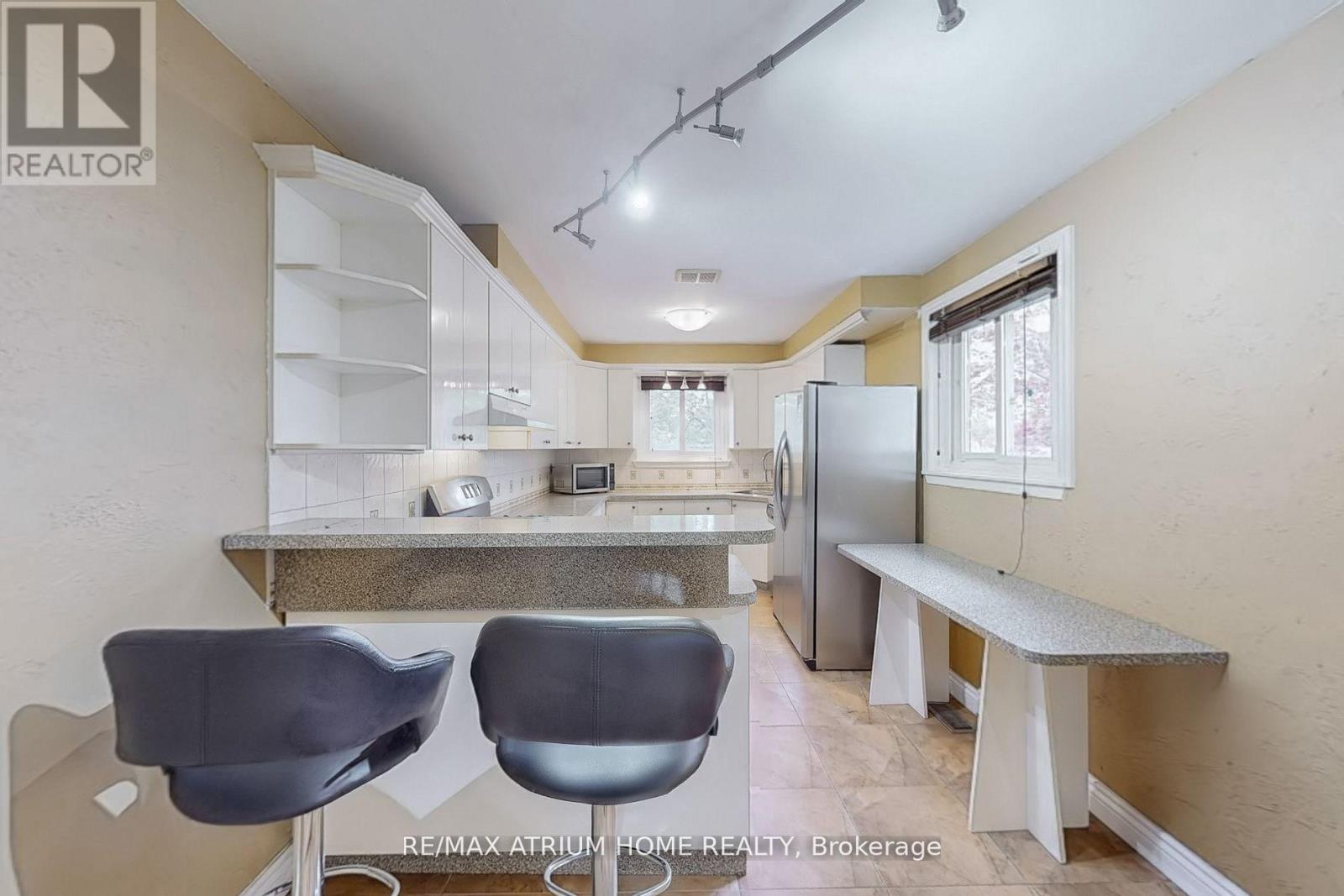 3672 Galeair Court, Mississauga (Erindale), Ontario  L5C 2H5 - Photo 9 - W12281579