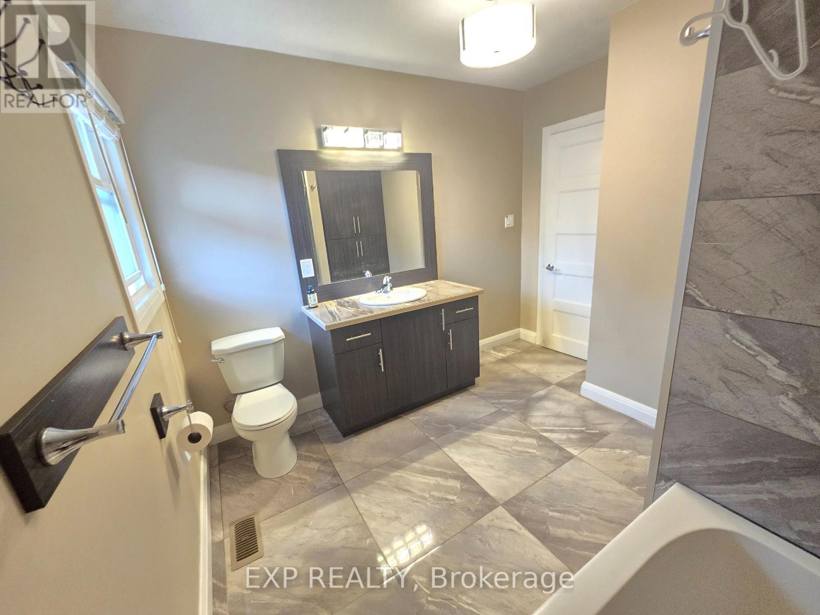 138 Mark Street, London East, Ontario  N5V 2G9 - Photo 10 - X12281678