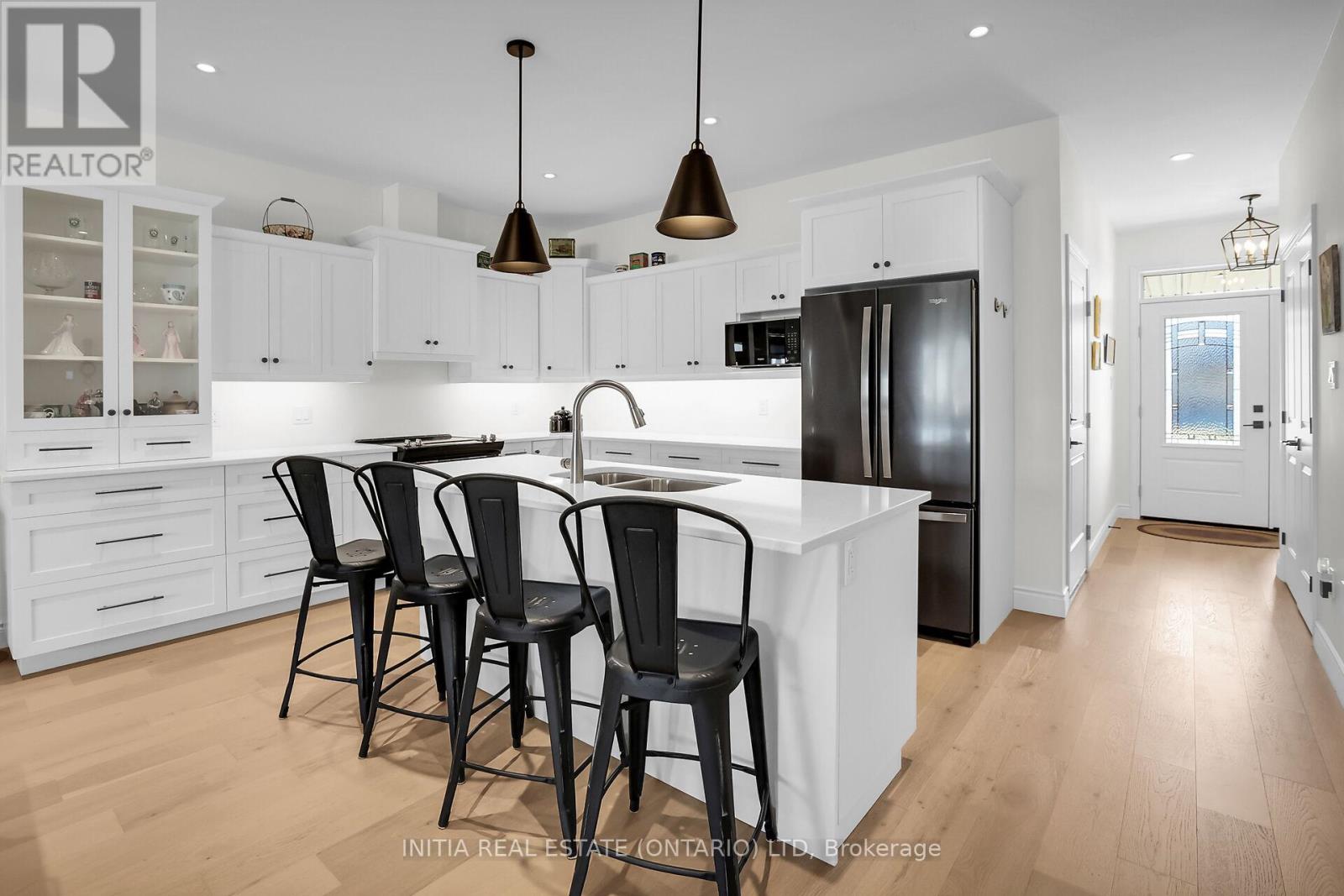 102 Leneve Street, Lambton Shores, Ontario  N0N 1J0 - Photo 4 - X12281692