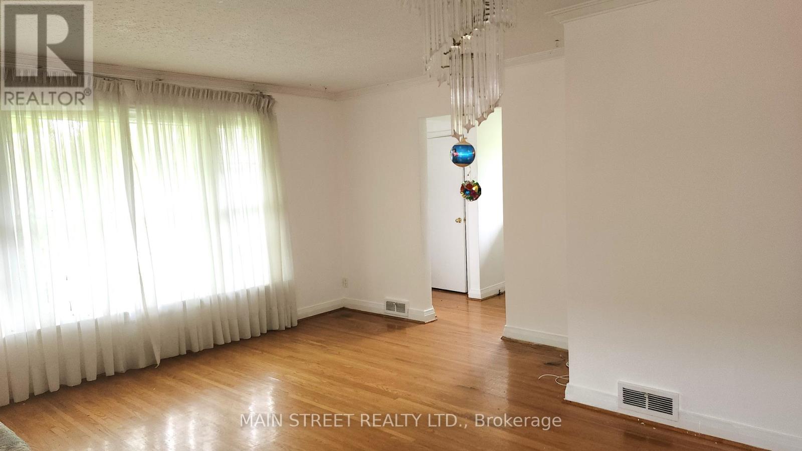37 Fairlin Drive, Toronto, Ontario  M9B 4J4 - Photo 8 - W12281688