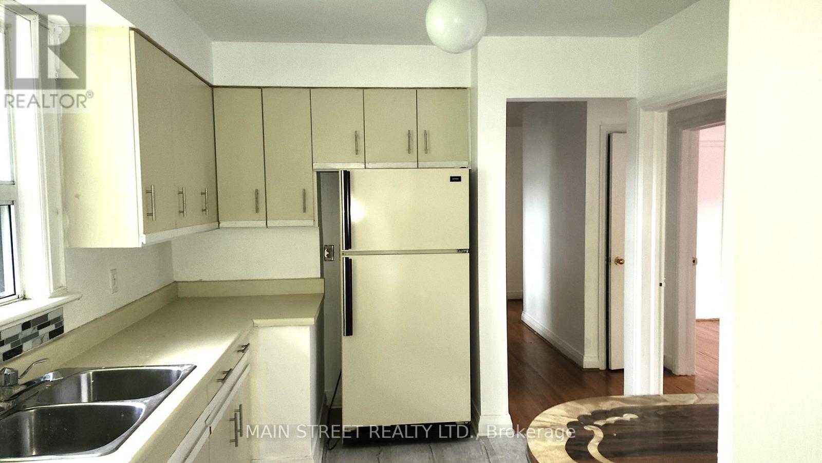 37 Fairlin Drive, Toronto, Ontario  M9B 4J4 - Photo 9 - W12281688