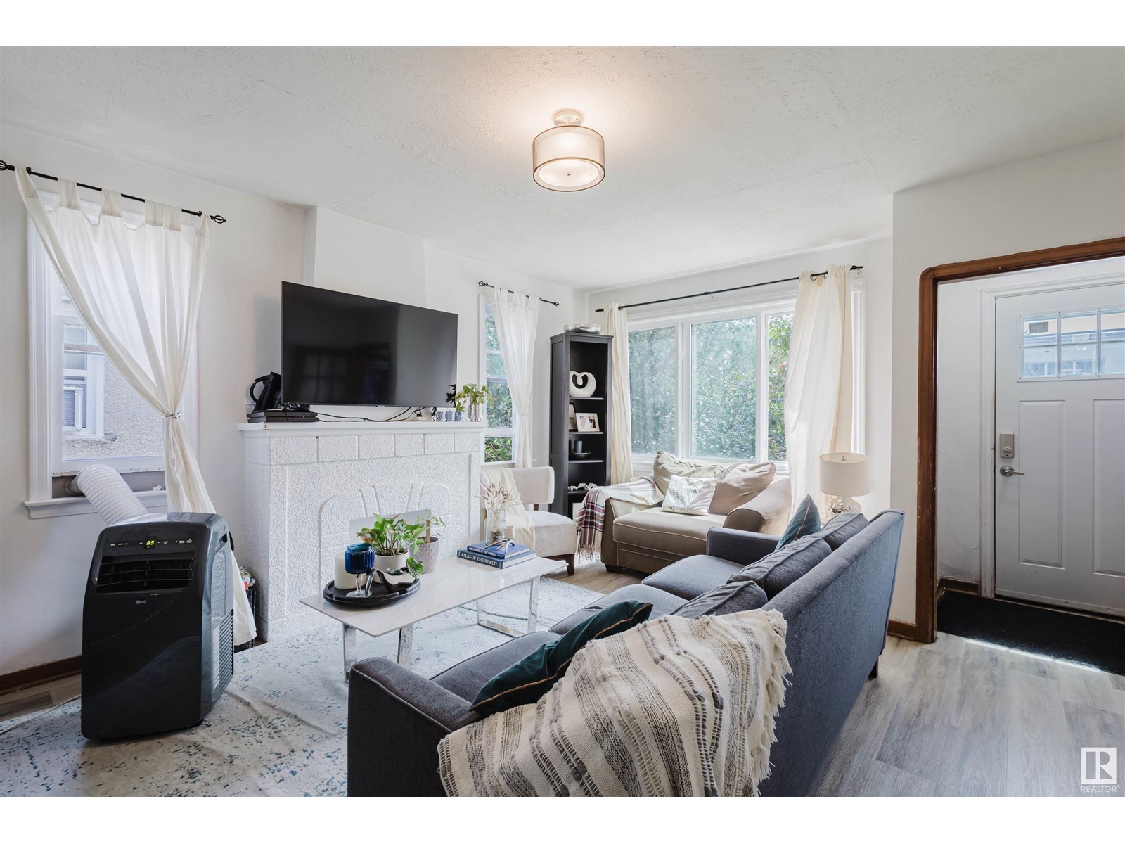 Property at 10112 86 AV NW image 3