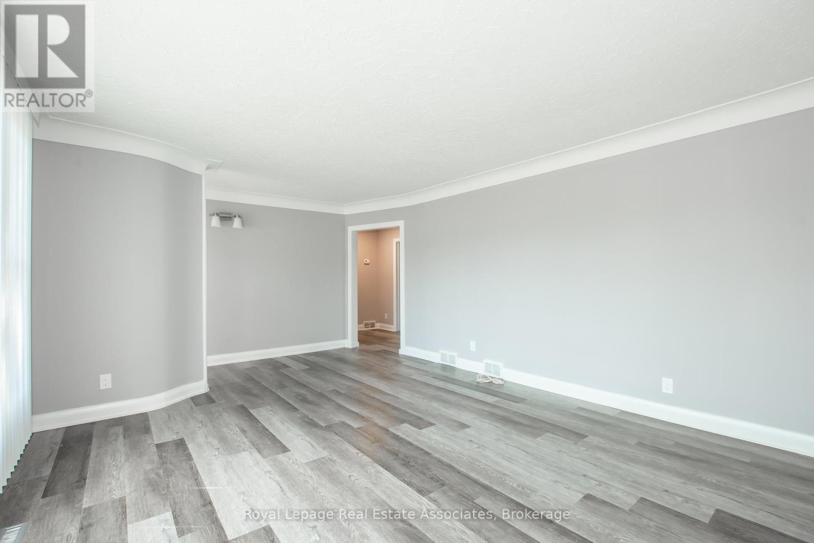 117 Louth Street, St. Catharines (Rykert/vansickle), Ontario  L2S 2T8 - Photo 9 - X12263036