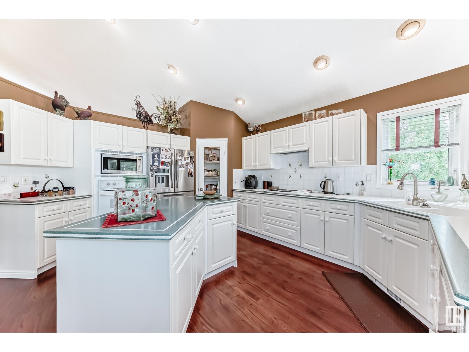 Property at 111 Balfour PL image 1