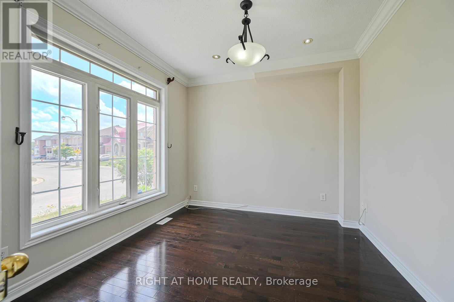 Property at 1 DAROU CRESCENT image 4